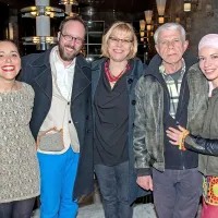 Igralski zasedbi v predstavi Otroci Adama in Eve, ki jo sestavljajo (z leve) Marjuta Slamič, Miha Nemec,  Ivo Barišič in Irena Kovačević, se je po nastopu pridružila tudi v. d. direktorica SNG Nova Gorica Neda Rusjan Bric (v sredini).