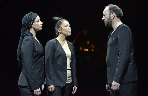  Irena Kovačević, Marjuta Slamič in Miha Nemec v gledališkem prvencu Jana Cvitkoviča, Otroci Adama in Eve. 
