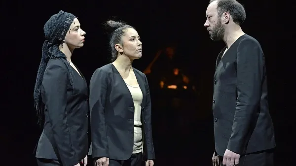  Irena Kovačević, Marjuta Slamič in Miha Nemec v gledališkem prvencu Jana Cvitkoviča, Otroci Adama in Eve. 