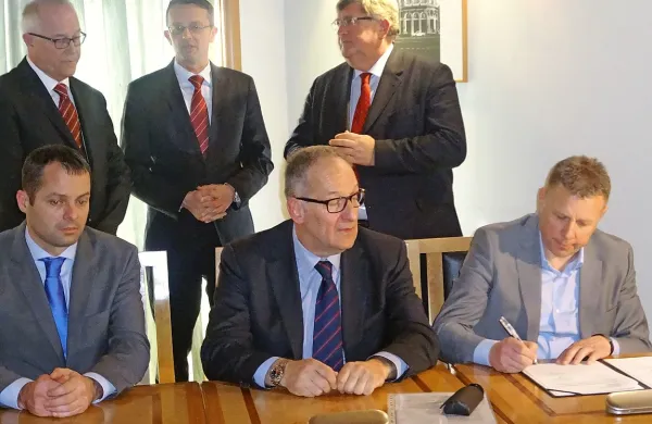 Pogodbo so včeraj podpisali (z leve) direktor Kolektorja Kolinga Tine Vadnal, direktor KD  Vodovod i kanalizacija Rijeka Andrej Marochini in direktor Godine Maks Godina.