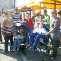Starši invalidnih otrok in njihovi podporniki so se lani jeseni zbrali na Titovem trgu in začeli zbirati podpise pod peticijo. Pod zahtevo, naj na ministrstvu najdejo denar in začnejo graditi zavod na Debelem rtiču, so zbrali 3500 podpisov.  