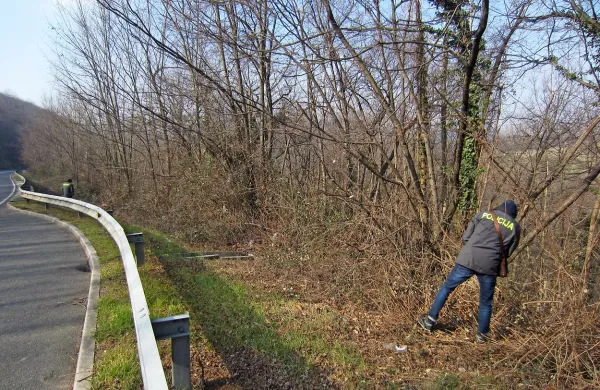 Policisti so včeraj ob cesti iskali pištolo.