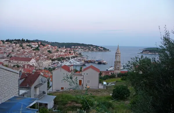 Slabo plačana državna služba pomorcev ne mika: raje poveljnik na tujih ladjah kot pristaniški kapitan na Hvaru.