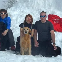 Reševalci DRP Burja s svojimi psi (z leve): Tomaž Sartori s Taro, Simon Sedmak z Jessom, Teja Kariš z Lano, Roman Starman z Indi in Moreno Drlink z Atosom.