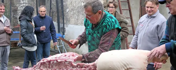 Bojan Žerjal je razkosal prašiča tako, kot so to počeli nekoč.