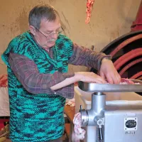 Mletje mesa je danes precej lažje zaradi električnih aparatov.