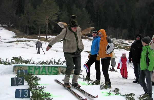 Po starem vijugali po zadnjih zaplatah snega