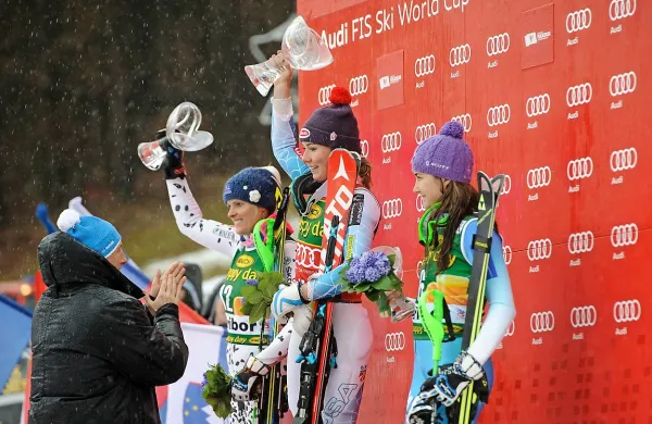 Tina Maze odstopila, zmaga Shiffrinovi