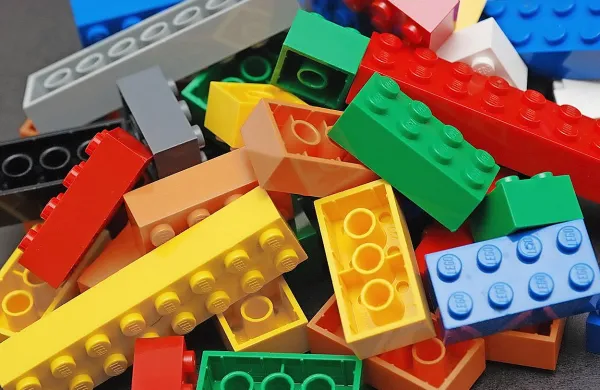 Lego pri kupcih  vzbuja občutek domačnosti in kreativnosti.