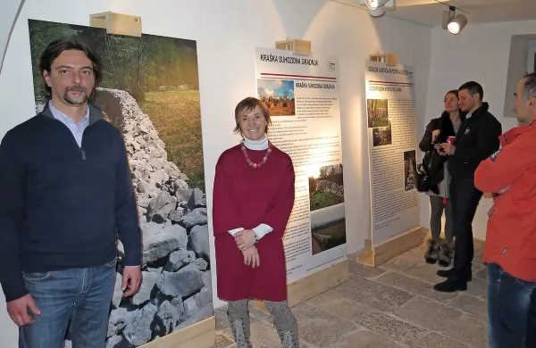 Aleksander Panjek in Katja Hrobat Virloget (na levi) sta prispevala večino podatkov za razstavo.
