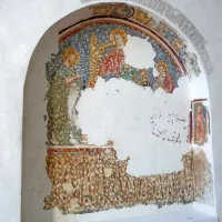  Poslikava v niši prezbiterija je precej nakljuvana, ker so jo  v preteklosti znova ometali in na tej novi plasti naslikali povsem novo fresko z upodobitvijo smrti sv. Frančiška.  