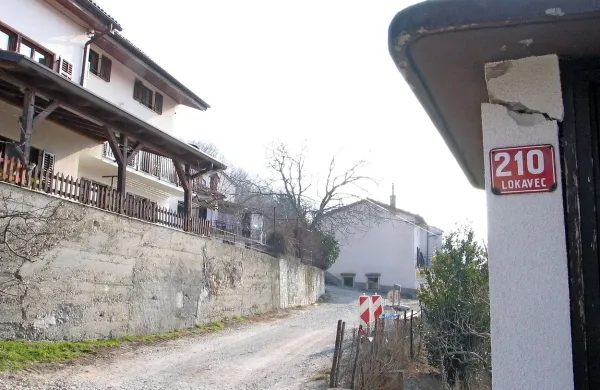 Na hišah v Gorenjah zijajo vse širše razpoke. 