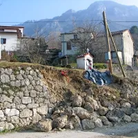 Zadnji udor je porušil kamnit podporni zid. 
