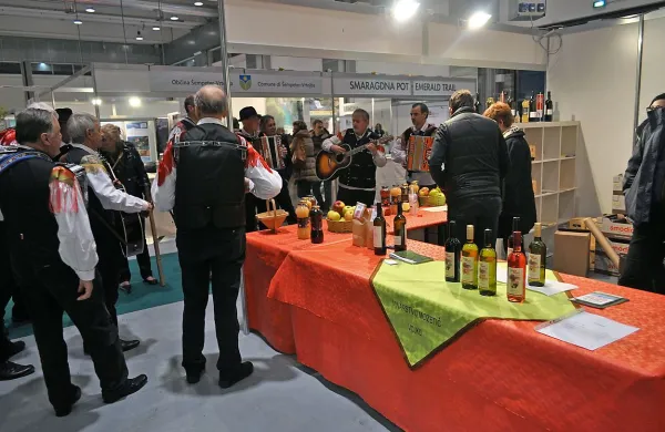 Ob zvokih harmonike so obiskovalci lahko okušali dobrote lokalnih pridelovalcev ali tistih, ki so se predstavili na mednarodnem festivalu golaža. 