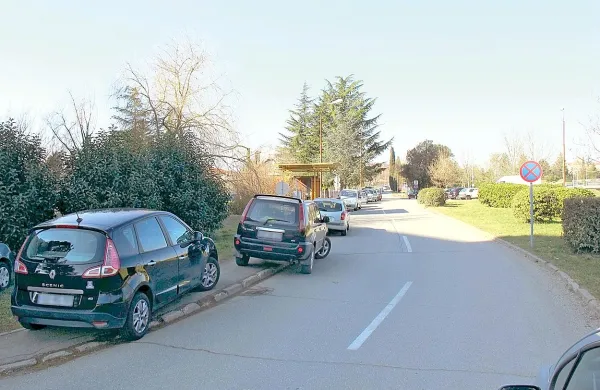 Odkar je bolnišnica izgubila parkirišče zaradi gradnje urgentnega centra in zavoda za transfuzijo, so pločniki in zelenice zaparkirani.  Če redarji pri tem še pogledajo skozi prste, so pri urgentnem vhodu striktni, saj morajo tam prostor imeti reševalna