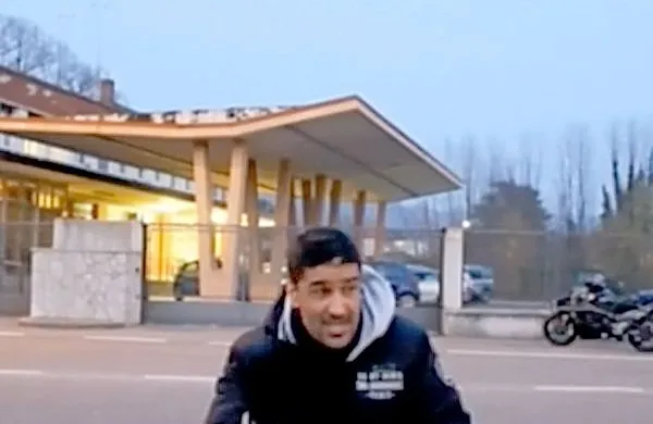 Izsek iz videoposnetka, ki ga je v petek na Facebooku objavil tunizijski državljan Ajmi Bessem.