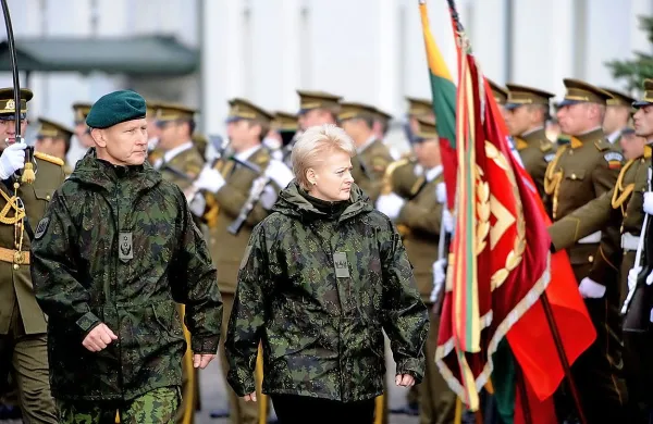 V Litvi bodo v luči geopolitične situacije začasno ponovno uvedli obvezno služenje vojaškega roka, je sporočila litovska predsednica Dalia Grybauskaite.