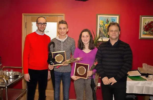 Akterji podelitve, z leve: direktor AZS Luka Steiner,  nagrajenca Žiga Kravanja in Tanja Žgajnar  ter župan Bovca  Valter Mlekuž. 