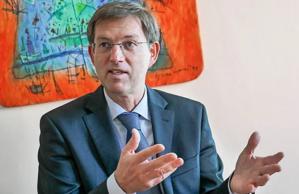 Največja vladna stranka bo na kongresu prihodnji teden spremenila svoje ime, ki po novem ne bo več vsebovalo imena njenega predsednika in premiera Mira Cerarja.