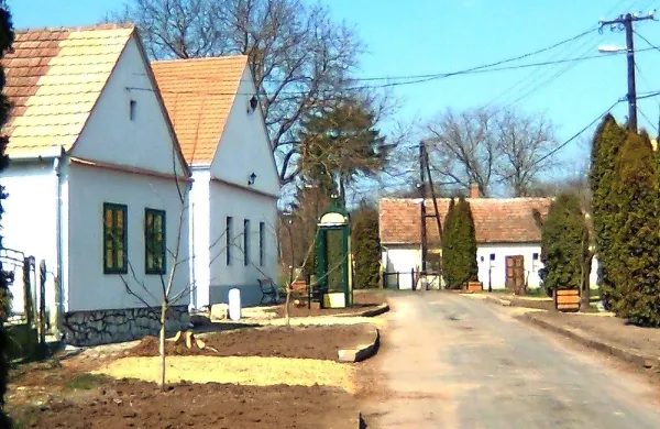 Za ta denar bo zainteresirani v najem dobil tako rekoč vse v pretežno zapuščeni vasici Megyer, ki šteje 18 prebivalcev, leži pa 180 kilometrov jugozahodno od Budimpešte.