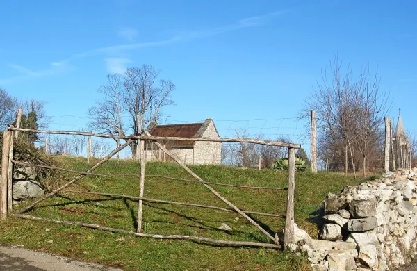 Tipične prvine Matičnega Krasa: kamen, suhozid, lesene ograde, travnik, kraška kamnita hiša.