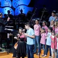  Val Asta, Katarina Šimbera, Žiga Čopi in zbor OŠ Šmarje med izvajanjem  pesmi  Samo edini skupine Siddharta.