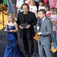 Koncert sta povezovala Gašper Jarni in  Andreja Lazar, na odru pa se jima je pridružil tudi  predsednik države  Borut Pahor.