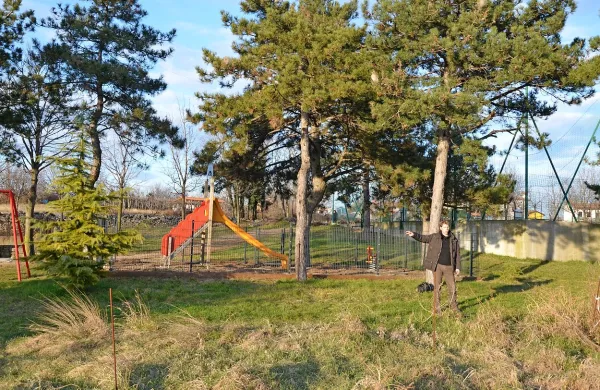  Kamp bi zgradili na robu vasi, kjer že imajo igrišče za nogomet in košarko, balinišče in otroško igrišče. Tam je obenem izjemen pogled na Tržaški zaliv. 