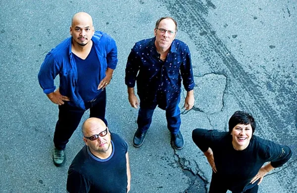 Leta 2013 je band zaradi nesoglasji s frontmanom Blackom Francisom zapustila basistka Kim Deal  (spodaj desno).
