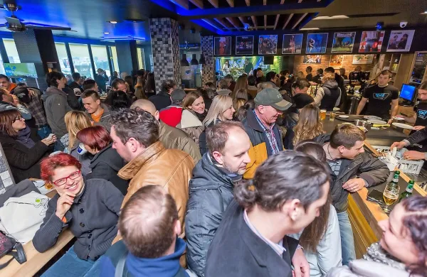 Snack bar je danes zjutraj pokal po šivih.