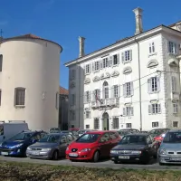 Umestitev cerkvenega kora in palače Bruti je Koprčane razburjala že v prvi polovici 18. stoletja, a je bila - kot kaže - posledica napake, ki jo je naredil arhitekt v Benetkah zato, ker ni nikoli prišel na trg Brolo.