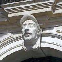 V sklepniku vhodnega portala na palači je kamnita glava brkatega moškega, ki verjetno upodablja Antonija II. Brutija, začetnika rodbine Bruti. Nosi značilno čelado iz 16. stoletja, v bojih proti Turkom na območju Albanije pa je priskrbel svoji družini