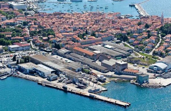Za danes je napovedana dražba 4,2 hektarja velikega območja izolske ladjedelnice. Do včeraj ni varščine vplačal nihče. 