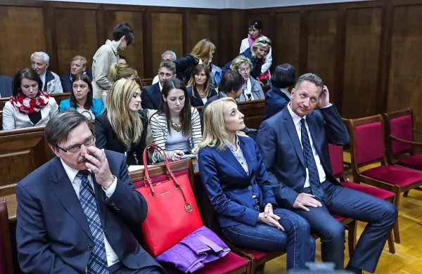 Borisa Popoviča  so lani obsodili na tri leta zapora,  Sabino Mozetič in Rajka Srednika pa na leto zapora.  Na ponovljenem sojenju obramba pričakuje oprostilno sodbo.