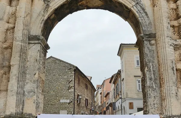 Nad naftnimi načrti, od katerih si vlada obeta veliko gospodarsko korist, pa na Hrvaškem niso vsi navdušeni. Okoljevarstveniki se bojijo, da bo iskanje nafte ogrozilo Kornate, vrstijo se protesti vzdolž hrvaške obala, napovedali so tudi referendum.