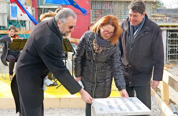 Urgentni center so ob šempetrski bolnišnici načrtovali že leta 2008, po številnih zapletih s podpisom pogodbe na državni ravni in revizijskih postopkov pri izbiri izvajalca pa so z gradnjo začeli šele konec decembra lani.