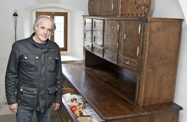 Damijan Koradin ob restavrirani  omari, ki je izjemen primerek zgodnje baročnega zakristijskega pohištva.