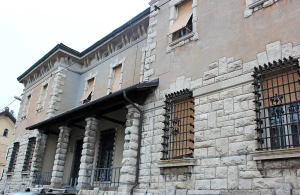 Palačo, v kateri je do leta 2011 delovala policijska uprava, odtlej pa je prepuščena propadanju, so zgradili  leta 1927 kot  podružnico ene izmed italijanskih bank.
