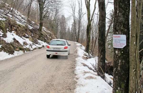 Cesta do Čepovana je za Lokvarje zelo pomembna, a kaj, ko je pozimi velikokrat zaprta, ker je direkcija za infrastrukturo ne pluži. In kljub pozivom nič ne kaže, da jo bo. 