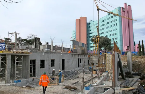 Gradbinci hitijo in celo prehitevajo zastavljene roke. Nikakor ne na račun kvalitete, zatrjuje prvi mož CPG Nova Gorica.  