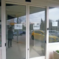 Skozi vhodna vrata občinske uprave v Regentovi ulici vstopa veliko ljudi.