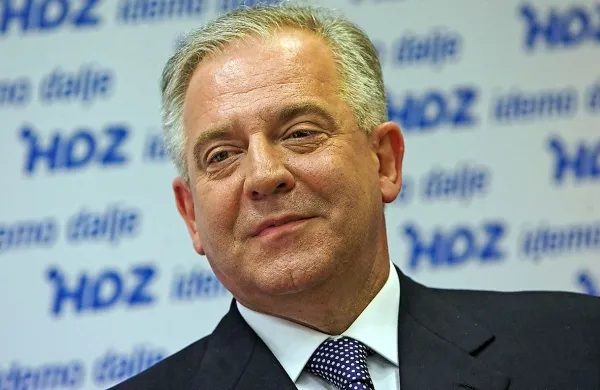 Nekdanji predsednik HDZ Ivo Sanader je bil vpleten v številne afere, zaradi podkupovanja pa trenutno sedi v zaporu.