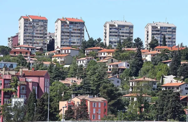 Vrednosti nepremičnin bodo znižali za do 30 odstotkov
