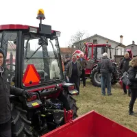 Marjan Dolenšek ob traktorju z novo oznako za počasna vozila.