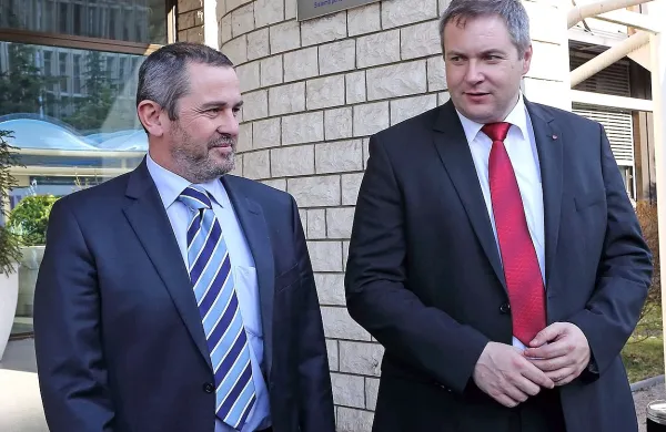 Povsem napačno je razmišljati, da bi kot del javno-zasebnega partnerstva, ki bo potrebno za financiranje izgradnje drugega tira, prišla v poštev tudi prodaja Luke Koper, je po koncu obiska v Luki Koper poudaril predsednik SD in kmetijski minister Dejan