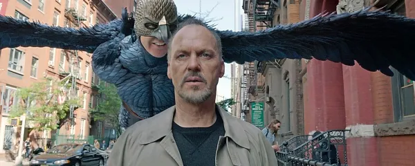 Michael Keaton v vlogi Riggana Thomsona  in njegova “večna senca” Birdman.