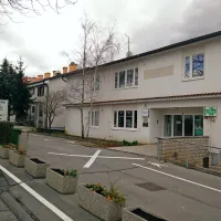 Če v Hrpeljah ne bodo uspeli ohraniti dežurne medicinske pomoči, se bo, potem ko bo država uvedla najbližja urgentna centra v  Izoli in Novi Gorici, odzivni čas za paciente zelo povečal. Še posebno, če bo izpadel še satelitski center v Sežani. Zato si