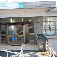 Zaprt in zapuščen bazen, kjer vode ni že leta, je za mnoge velika bolečina. “Spomnim se, s kakšnim veseljem so tu plavali otroci, da ne govorimo o italijanskih gostih. Res škoda,” smo slišali včeraj.  