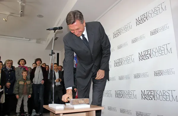 Predsednik države Borut Pahor je razstavo Muzej krasa simbolično odprl z razbitjem kraškega kamna.