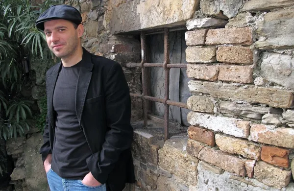 Rudi Bučar: “Zdi se mi smiselno, da se tudi na Emi  sliši ljudska glasba, ki je del prostora, v katerem živim, ki jo čutim za svojo, in je ves čas tisti izvir,  iz katerega zajemam.” 